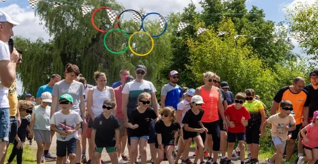 photo  le départ de la course des familles donné par dominique charpentier.  &copy;  le maine libre 