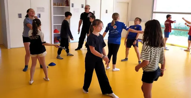 photo  encadrés par emmanuel coudreuse, les membres du cmj découvrent les bases de la self-défense.  &copy;  le maine libre 