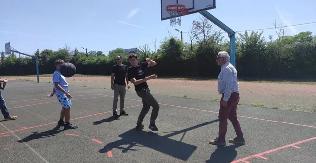 photo  les jeunes et quelques élus se sont exercés sur l’aire de basket rénovée.  &copy;  le maine libre 
