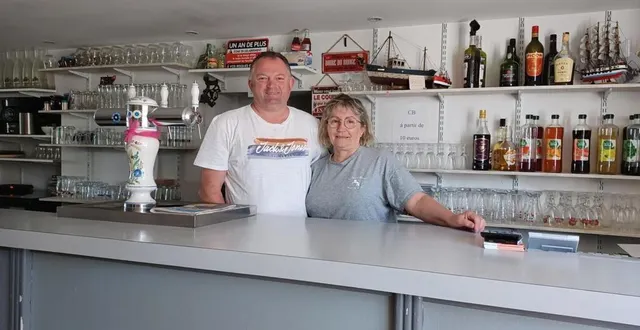 photo  à quelques jours du bric-à-brac, cyrille rose et sa compagne peaufinent les derniers détails.  &copy;  le maine libre 