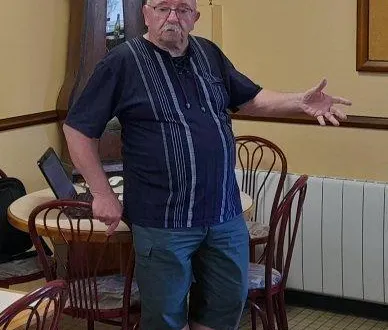 photo  roland langlois, anime la réunion de fin de saison pour la création du tarot club du layon.  &copy;  co 