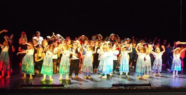 photo  plus de 150 danseuses et danseurs se sont produits sur scène.  &copy;  co 