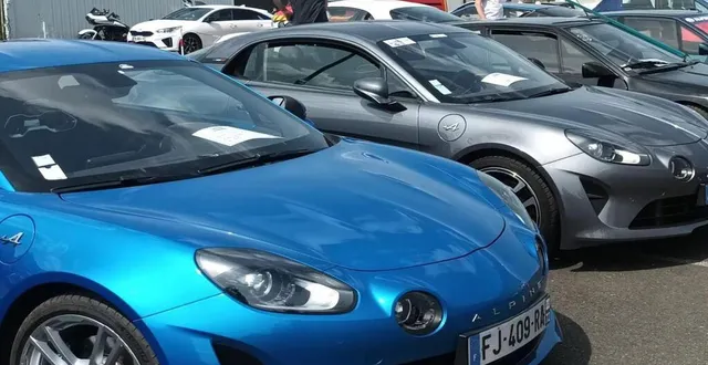 photo  il y avait une centaine d’alpine et de porsche présentes au garage des légendes, pour le bonheur des visiteurs.  &copy;  ouest-france. 