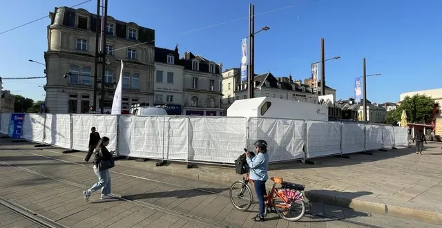 photo  les travaux du réseau de chaleur nord ont démarré place de la république derrière ces barrières.  &copy;  le maine libre 