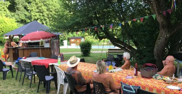 photo  le terrain de natanjou, aménagé par et pour des naturistes à cornillé-les-caves, s’étend sur un terrain de 2 hectares.  &copy;  natanjou 