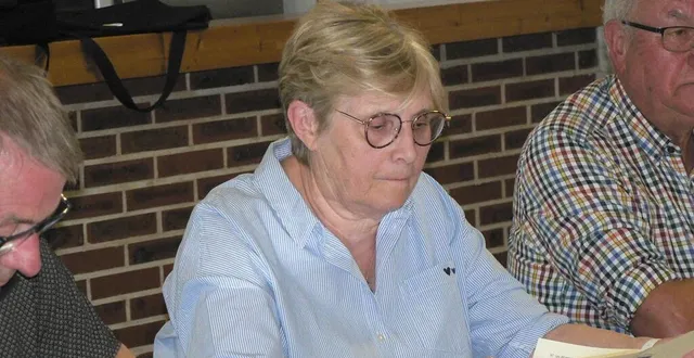 photo  anne-marie garnier, 1re adjointe au maire de marolles-les-braults, a présenté aux conseillers municpaux son projet de distribuer un livret sur la santé financière de la commune, à destination de tous les habitants.  &copy;  ouest-france 