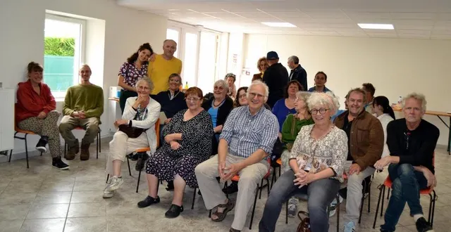 photo  la réunion à la salle tridon de mézeray, autour de camille blouet et frédéric cherboeuf (debout).  &copy;  le main libre. 