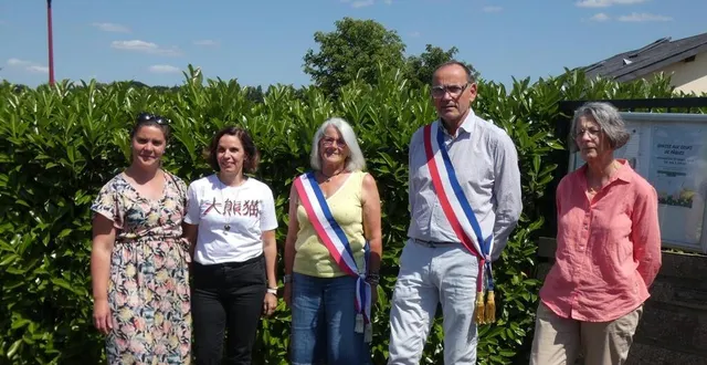 photo  les deux représentantes des parents d’élèves, lucie leroy et mélanie bertrand à gauche, avec jean-claude moser, maire, valérie huart, adjointe, et katherine marzys, représentante de la fédération des délégués départementaux de l’éducation nationale sont tous solidaires et défendent le maintien de huit classes pour la rentrée.  &copy;  le maine libre 