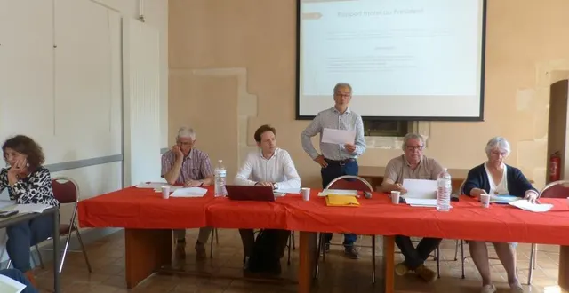 photo  de gauche à droite, isabeau granlin, dominique vovard, thomas poupard (commissaire aux comptes) jean-marie gervais, bernard michel, nadine ceconi, la secrétaire.   &copy;  le maine libre 