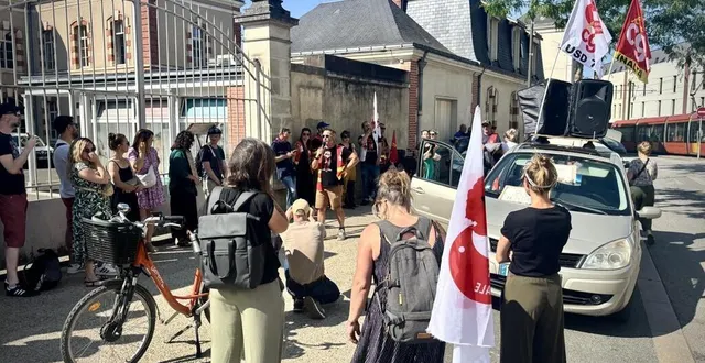 photo  les salariés et fonctionnaires de la protection de l’enfance et du secteur social ont manifesté ce jeudi 19 juin 2025. ici devant l’annexe du conseil départemental, rue des maillets au mans (sarthe).  &copy;  ouest-france 