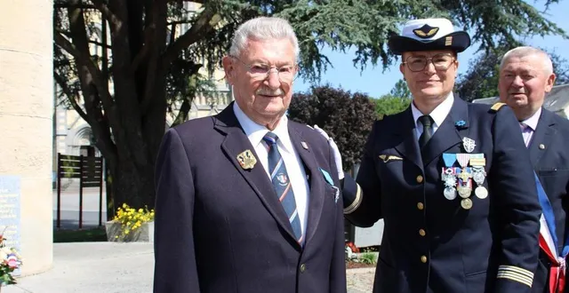 photo  guy larivière s’est vu remettre la médaille de l’ordre national du mérite des mains de la lieutenante-colonelle, sophie bourgault, en présence de sa famille.  &copy;  ouest-france 
