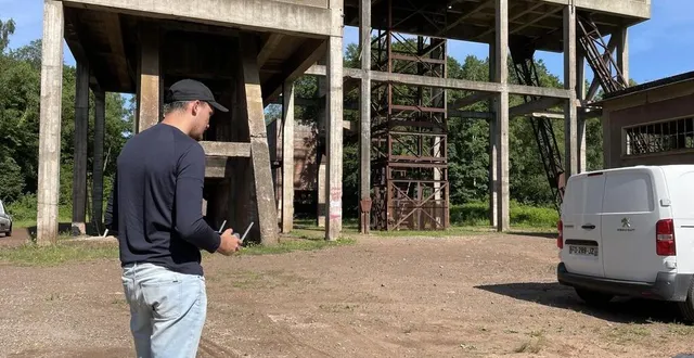 photo  alexis fernandez de la société ar graphique & patrimoine effectue des relevés au drone sur le chevalement de saint-clair-de-halouze, dans l’orne.  &copy;  ouest-france 