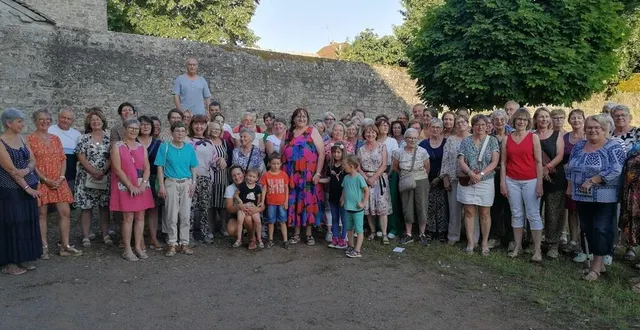 photo  isabelle hernandez, au centre, avec ses élèves.  &copy;  ouest-france 