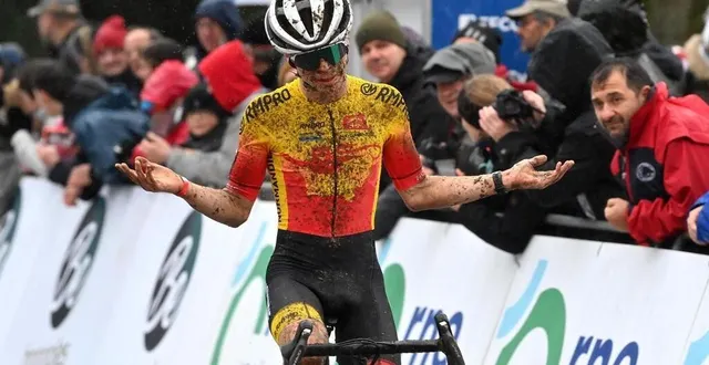 photo  enzo lesueur lors du championnat de france u17 de cyclo-cross.  &copy;  ouest france / stephane geufroi 