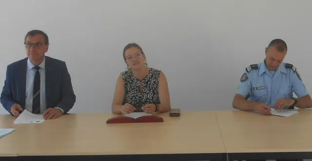photo  signature d’un contrat sécurité par le maire de montval-sur-loir, hervé roncière (à gauche) ; la sous-préfète marie-elize tilly (au centre) ; et le commandant frédéric boucheron.  &copy;  ouest-france 