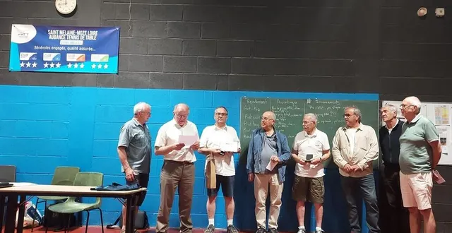 photo  le président du smmla tt, laurent dubé (deuxième à gauche), retrace ici, lors de la cérémonie, le parcours de pierre martin (troisième à gauche) et de robert boucré (cinquième) au sein du club de tennis de table, en présence du maire et des élus en charge des associations, des sports et de la jeunesse.  &copy;  ouest-france 