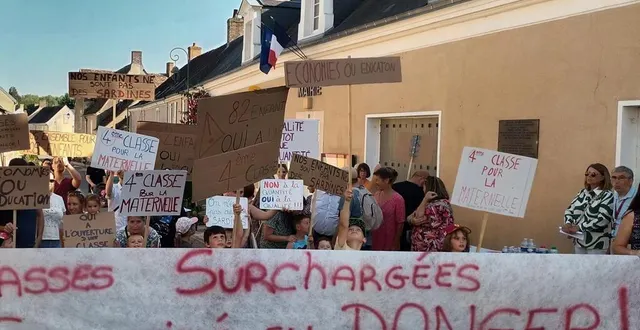 photo  mercredi 18 juin, en soirée, une vingtaine de familles ont organisé une manifestation devant la mairie ici à droite en compagnie du maire gérard lambert.  &copy;  ouest-france 