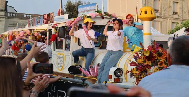 photo  la place de l’hôtel-de-ville était noire de monde pour la quatrième édition de la guinguette rockeuse, lors d’une soirée très réussie organisée par l’association des commerçants artisans viticulteurs et industriels (acavi), le 13 juin dernier. avec le temps estival, les chalonnais étaient venus en famille ou entre amis pour écouter de la musique, admirer le défilé de mode des commerçants participants sur le thème haut en couleurs ou simplementpour se restaurer ou se rafraîchir.  &copy;  co 