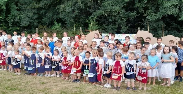 photo  les élèves se sont tous retrouvés pour le chant final, en clôture de ce spectacle du made in anjou.  &copy;  co 