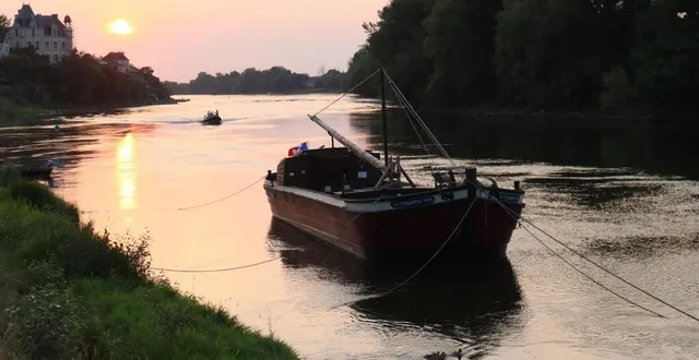 photo  un joli coucher de soleil est venu saluer la remise à l’eau du cinquième vent au bout du quai gambetta, vendredi 13 juin, après six mois de remise en état et au terme d’une journée riche en émotions pour les chalandoux, dont le travail acharné se voit récompenser. prochaine étape mi-juillet, lorsque la direction des travaux maritimes donnera son feu vert à la reprise du transport de passagers.  &copy;  co 
