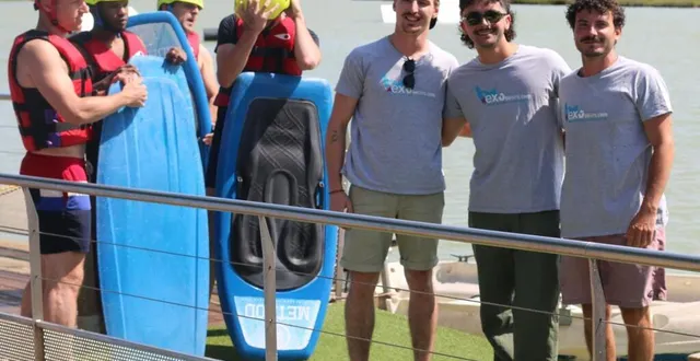 photo  en tee-shirts gris de gauche à droite, anthony tulik, responsable du site, adrien et matthieu.  &copy;  co 