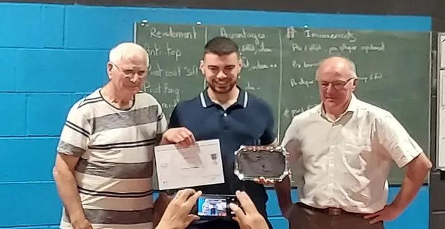 photo  corentin dubé présente avec fierté le diplôme et le trophée des bénévoles, remis par jean-paul dupuis (à gauche), président du comité départemental 49 des médaillés jeunesse, sports et engagement associatif, et laurent dubé, président du club de tennis de table.  &copy;  ouest-france 