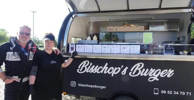 photo  céline et gérald font de bons burgers percherons.  &copy;  ouest-france 