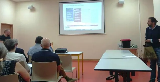 photo  une bonne vingtaine d’habitants a assisté à la réunion publique, lundi, à la salle de la médiathèque.  &copy;  ouest-france 