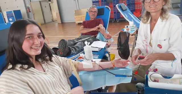 photo  eva a donné son sang pour la première fois. à droite, laëtitia, l’infirmière et en arrière-plan, jacques, qui donne son sang régulièrement.  &copy;  ouest-france 