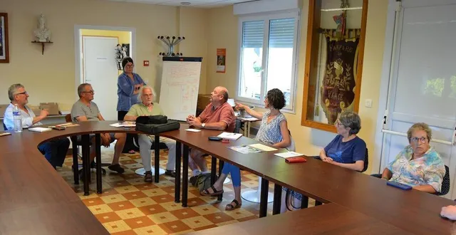 photo  les élus, représentants des associations et les villageois de vancé, dans le nord-sarthe, ont réalisé une réunion  &copy;  ouest-france 