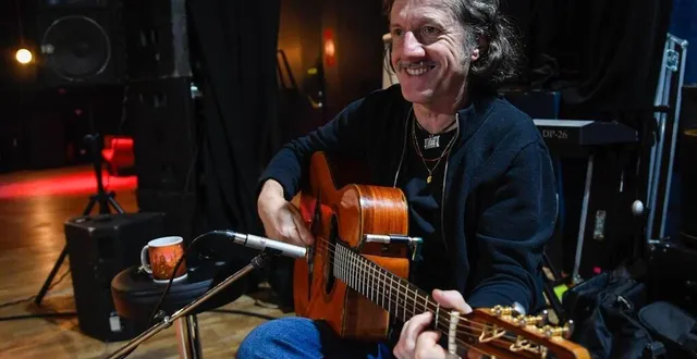 photo  l’artiste angevin titi robin se produira à la médiathèque toussaint à angers avec l’accordéoniste francis varis.  &copy;  archives co – laurent combet 