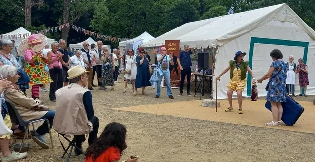 photo  en présentant les personnages de sa nouvelle pièce, et en faisant partager son plaisir de jouer, la troupe moi, j’dis ça, j’dis rien, a rencontré un beau succès, aux renc-arts, samedi 14 juin.  &copy;  ouest-france 
