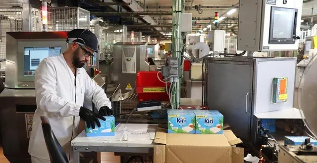 photo  le fromage kiri® représente plus de la moitié de la production de l’usine bel de sablé-sur-sarthe. ici, dans un atelier de conditionnement, en septembre 2023.  &copy;  archives ouest-france 