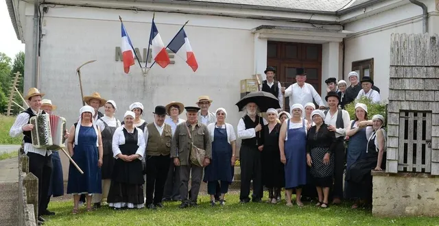 photo  les bénévoles sont déjà plongés dans l’ambiance du comice avec leurs costumes d’époque.  &copy;  le maine libre 