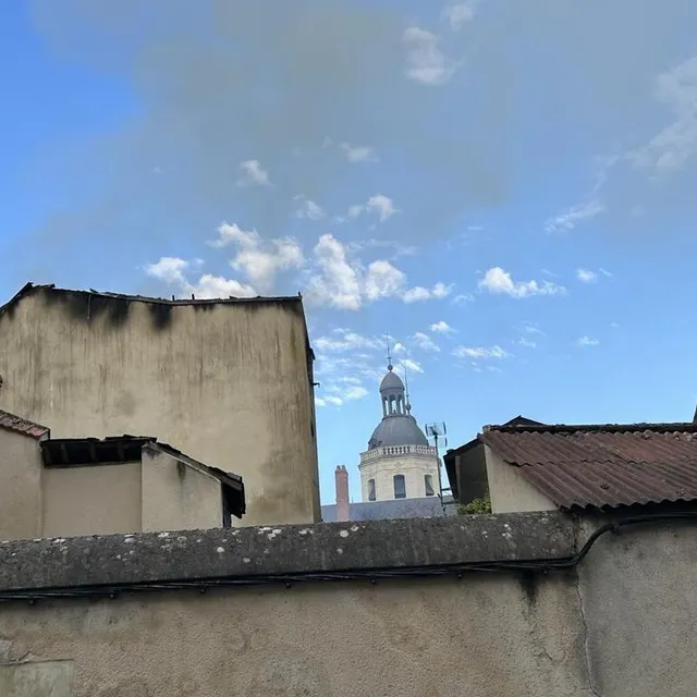 photo à 9 h, ce matin, la fumée était encore visible, s’échappant de la toiture de l’immeuble qui jouxte les bâtiments du prytanée national militaire.  ©  ouest-france