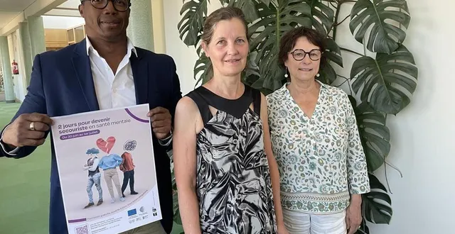 photo  yéli azaud, chargé de mission santé, avec chantal pinchaud, bénévole de l’unafam et nadine grelet-certenais, maire de la flèche.  &copy;  le maine libre 