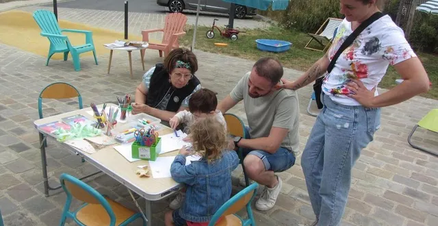 photo  la fillette et le garçonnet se sont assis et ont colorié des petits papillons plus beaux les uns que les autres que l’on collera pour constituer une fresque.  &copy;  ouest-france 