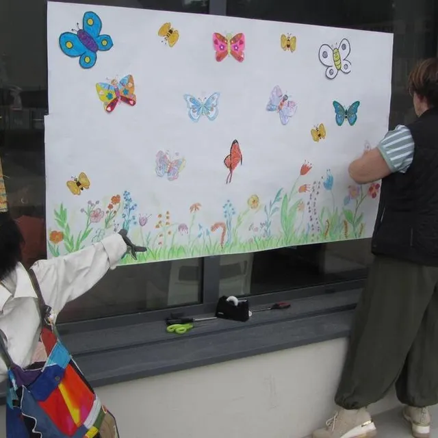 La prairie fleurie où volent les papillons coloriés par les enfants et la dame au bandeau ornera un mur de la bibliothèque. Ouest-France photo la prairie fleurie où volent les papillons coloriés par les enfants et la dame au bandeau ornera un mur de la bibliothèque. © ouest-france