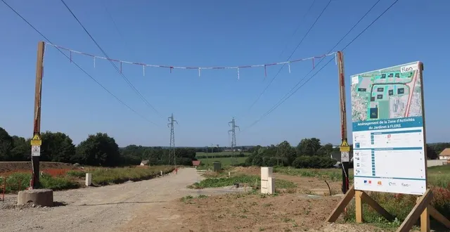 photo  la première pierre, symbolique, de la future zone d’activités économiques du jardinet, rue paul-garnier, à la selle-la-forge, a été posée jeudi 19 juin 2025.  &copy;  ouest-france 