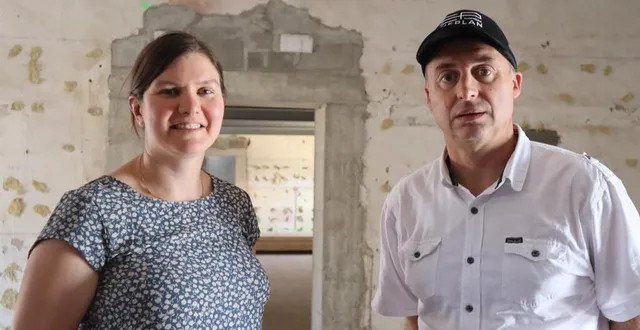 photo  lucie bulteau, architecte, et jérôme lacoste, maître d’œuvre exécution, veillent à l’exécution des travaux pensés pour garantir des conditions de confort et de sobriété énergétique exemplaires dans cette opération de rénovation intérieure de la mairie.  &copy;  co 