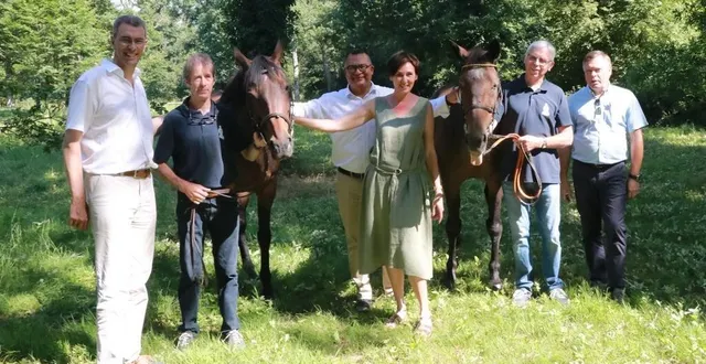 photo  la boucle du lion-d'angers, entre rives et villages de charmes, a été inaugurée vendredi 20 juin par les élus locaux et départementaux. ils sont accompagnés de deux membres de la shr de champigné, laquelle organisera une journée découverte dimanche 22 juin.  &copy;  ouest-france 