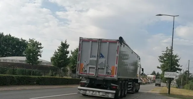 photo  environ 500 poids lourds passent journellement à mulsanne sur cette voie qui pourtant leur est interdite par un décret municipal de 2002.  &copy;  ouest-france 