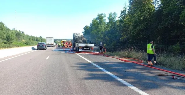 photo  la remorque d'un camion a pris feu sur l'a28 en sarthe.  &copy;  vinci autoroute 