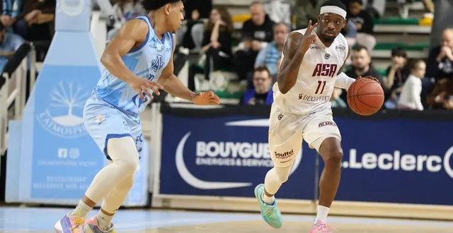 photo  shannon bogues (ici face à son futur coéquipier manceau, ugo doumbia) va découvrir la betclic élite avec le msb.  &copy;  thierry larret/maxppp 