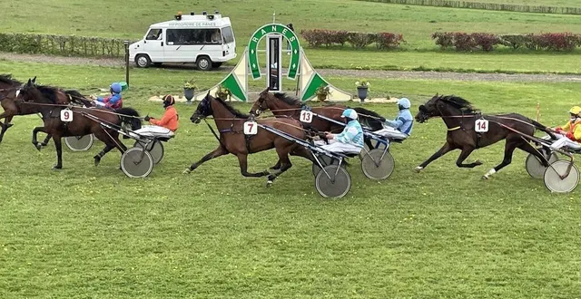 photo  les concurrents sur la piste en herbe de rânes.  &copy;  ouest-france 