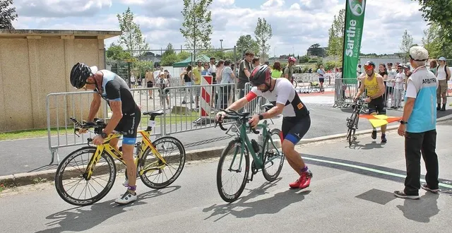 photo  des concurrents enfourchant leur vélo au triathlon de sablé-sur-sarthe en 2024.  &copy;  archives ouest-france 