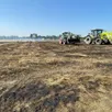 photo ce vendredi 20 juin, la solidarité a joué et des agriculteurs sont venus donner un coup de main à leurs collègues dont les parcelles ont été touchées par l’incendie.