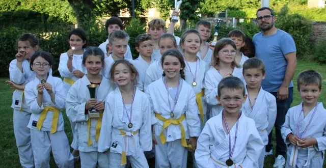 photo  les élèves du professeur benoît hubert, à l’issue de la cérémonie des remises de ceintures et de récompenses.  &copy;  ouest-france 