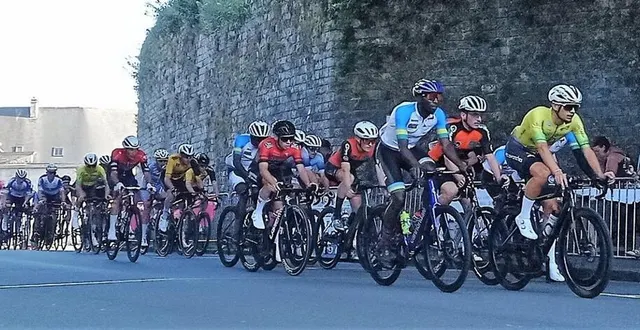photo  une boucle répétée autour de la cité médiévale et très appréciée des spectateurs.  &copy;  ouest-france 