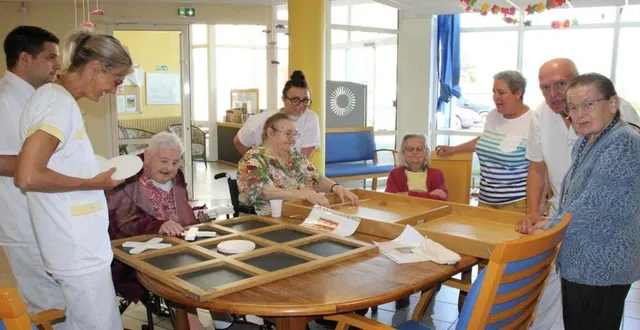 photo vimoutiers. à marescot résidents et agents font jeux communs 